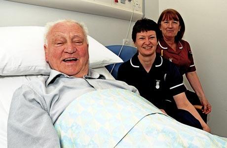İngiltere Milli Takımı'nın eski futbolcusu ve teknik direktör Sir Bobby Robson'un 76 yaşında İngiltere'nin County Durham kentindeki evinde kansere yenik düştüğü bildirildi.