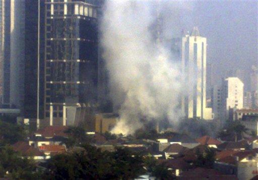 Başkent Cakarta'da iki büyük otelde eş zamanlı patlamalar meydana geldi. Paklamamış bombalar bulundu.