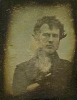 Alman Kimyacı Robert Cornelius Philadelphia'da aile mağazasında kendi fotoğrafını çekmiş. Dünyanın ilk insan fotoğrafını çekerek tarihte yerini almış.