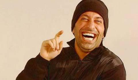Cem Yılmaz: Birçok komedyen gibi, onun da güldüğünde diş eti gözüküyor. Bir fark var: Onun sadece arkadaki diş etleri belli. Ön dişleri büyük, köpek dişleri sivri; yani çekici bir ifadesi var. Diş rengi biraz koyu, bu da ona olgunluk veriyor.