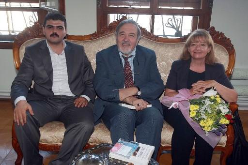 Cumartesi gecesi konseri bir grup Alperen Ocakları üyesi tarafından protesto edilen piyanist İdil Biret'e Alperen Ocakları çiçek takdim edip özür diledi