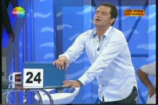 Sonunda beklenen oldu... Show TVde Acun Ilıcalının sunduğu Var mısın yok musun yarışmasında bir yarışmacı 128 milyarı reddedek kutuya gitti ve 500 milyarı kazandı.
