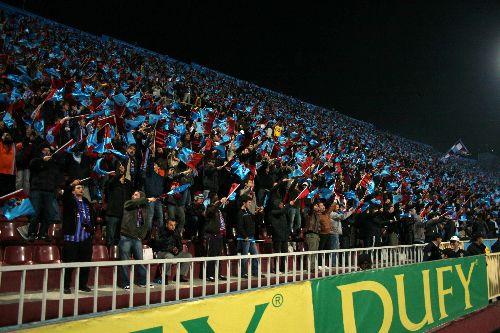 4 golle biten ve nefes kesen Trabzonspor-Galatasaray maçında sahada oyuncular mücadele verirken tribünlerde de renkli görüntüler vardı.