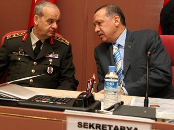<p><strong><span style="color: #0000ff;">İLKER BAŞBUĞ: İsabetsiz benzetmeler ustasıydı <br /><br /></span></strong>İlker Başbuğ, görevi 30 Ağustos 2008de devralmış ve iletişim açılımı yapmıştı. Basın bilgilendirme toplantılarını başlatan Başbuğ, bu toplantıları 23 Temmuz 2010da, yani görev süresi bitene dek yaptırdı. Basın toplantılarındaki yüksek ses tonu ve isabetsiz benzetmeleriyle hafızalarda yer etti. Bazı PKK saldırılarında askeri birliklerin başarısız olması nedeniyle gelen eleştirilere yanıt veren Başbuğ, bir toplantısında kullanılmış bir havan topunu soba borusuna benzetince de tepki çekmişti.</p><br>
<p>Harp Akademileri Komutanlığında Nisan 2009da yaptığı konuşmada sivil-asker ilişkilerine geniş yer ayıran Başbuğ, Sivil ve asker ilişkileri eşit olmayanlar arasındaki bir diyalogdur. Bu ilişkide de sivil liderler gerçek güce sahiptir dedi.</p><br>
<p>Başbuğ, Kürt sorununun çözümüyle ilgili hükümetin sivil çabalarını destekledi. Atatürkün Türk milleti tanımındaki Türkiye Cumhuriyetini kuran Türkiye halkı yaklaşımını hatırlatırken, Türkiye lafını çekin oraya Türk koyun, bu etnik bir tanım olur dedi. Başbuğ döneminde çok sayıda asker tutuklandı, askeri birliklerde aramalar yapıldı ve çeşitli yerlerde gömülü askeri mühimmatlar ortaya çıktı. Başbuğun bir ilginç benzetmesi de Albay Dursun Çiçekin hazırladığı ileri sürülen İrticayla mücadele eylem planı ile ilgiliydi. Bu belgenin bir Kağıt parçası olduğunu söyleyen Başbuğ, daha sonra orijinali bulununca zor durumda kalmıştı.</p>