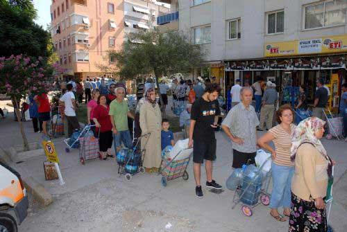 İzmir'de, Karşıyaka ve Bornova İlçelerinde, içme suyundaki arsenik değerinin standartların üzerinde çıkmasıyla endişeye kapılan halk su kuyruklarına düştü