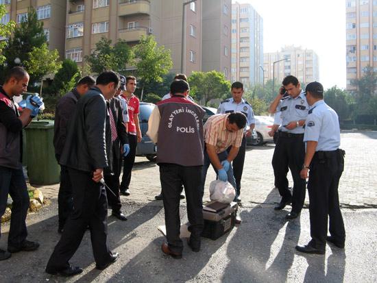 İstanbul'un Başakşehir ilçesinde 2. Etap içerisindeki site içerisindeki çöp bidonlarının yanı başında suikast silahı Uzi bulundu. Silahı çöp diye konteynıra atmak isteyen görevli buldu.
