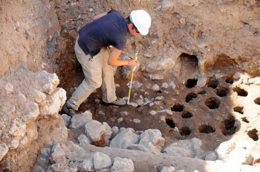 ''İkinci Efes'' olarak nitelendirilen Aizanoi Antik Kenti'ndeki kazılar sürerken antik kent çevresindeki evlerin restorasyonu da tamamlanıyor.