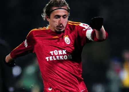 AYHAN AKMAN
G.Antep kupa maçında oyundan çıkarken tribünlerce yuhalanan tecrübeli yıldızın geri dönüşü kalmadı. Sezon sonu sözleşmesi anlaşılarak fesh edilecek. Arenadaki
seyirci protestosu nedeniyle Cuma günkü derbide ilk 11e alınması da zor güzüküyor.