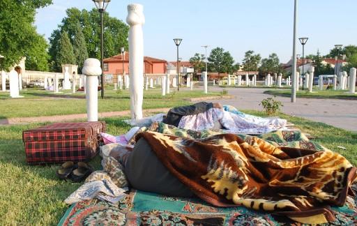 Türkiye'nin dört bir yanından 648. Tarihi Kırkpınar Yağlı Güreşleri'ni izlemek için Edirne'ye gelen güreşseverlerden bazıları, konaklama sıkıntısının yaşandığı kentte geceyi park ve bahçelerde geçirdi.