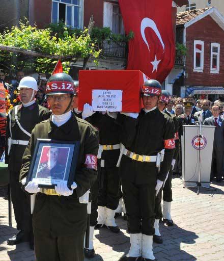 Terhis olmasına 58 gün kala şehit olan Er Adil Yıldız'ın cenazesi, memleketi Kastamonu'nun Doğanyurt ilçesine bağlı Baldıran köyünde toprağa verildi.