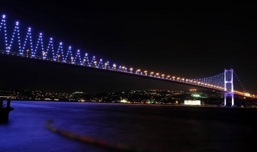 Eyfel Kulesi'nden Mısır piramitlerine, Akropolis'ten, ünlü saat kulesi Big Ben'e kadar pek çok ünlü yapıyı aydınlatan Philips, 3 bin 250 adet 'LED sistemi'yle, Boğaziçi'ni yeniden aydınlattı