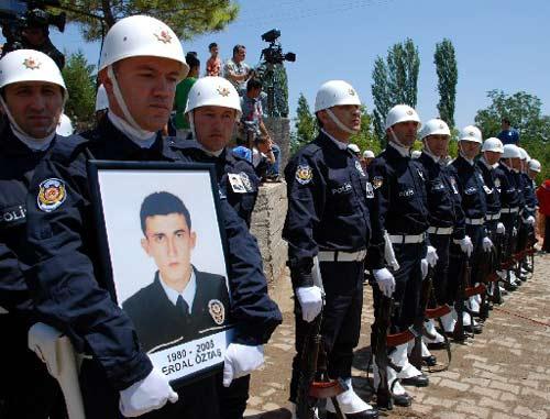 ABD Konsolosluğu saldırısında şehit olan polis memuru Erdal Öztaş toprağa verildi