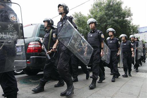 Asya'nın kanayan yarası doğu türkistan'da Uygurlar Çin asker ve polislerinin kuşatma ve gövde gösterisi altında yaşantılarını sürdürmeye çalışııyor
