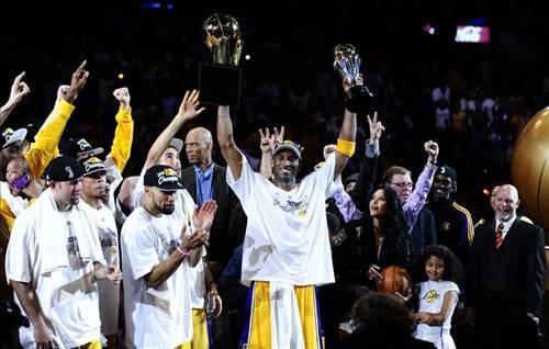 64. ABD Profesyonel Basketbol Liginde 2009-2010 sezonu Şampiyonluğunu, play-off final serisinde Boston Celticse 4-3 üstünlük sağlayan Los Angeles Lakers 16. kez kazanmıştı. bu takımdan Kobe Bryant da ''en değerli oyuncu'' (MVP) ödülünü almıştı.
