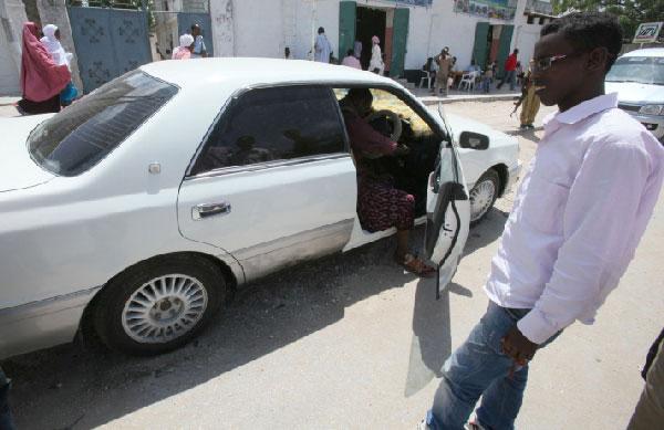 Somali'nin Başkenti Mogadişu'da görev yapan Anadolu Ajansı ekibinin kiraladığı araç, bombalı saldırıya uğradı. AA ekibinin içinde bulunmadığı araçtaki iki koruma ağır yaralandı.