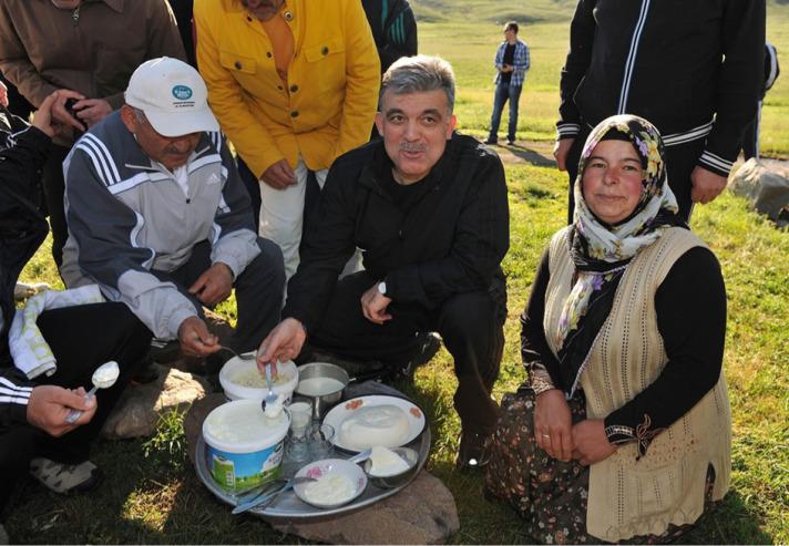 Gül, kendisine ikram edilen yoğurdun tadına bakarken...
