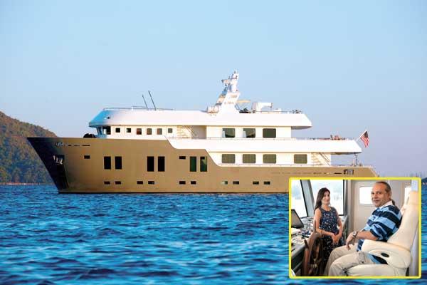 BENİCE & AYŞE GÜMRÜKÇÜOĞLU
Oldukça konforlu olan B-Nice yatı, iki buçuk yılda yapılmış
Sürekli yaşanması düşünülerek tasarlanmış olan bu yat, 35 metre boyu ile tüm denizlerde süzülebiliyor. İç mimarisi ise, en ince ayrıntısına kadar Benice Gümrükçüoğlu tarafından dizayn edilmiş. B-Nice, dört katlı bir köşkte olması gereken bütün özellikleri bünyesinde barındırmasıyla göz dolduruyor