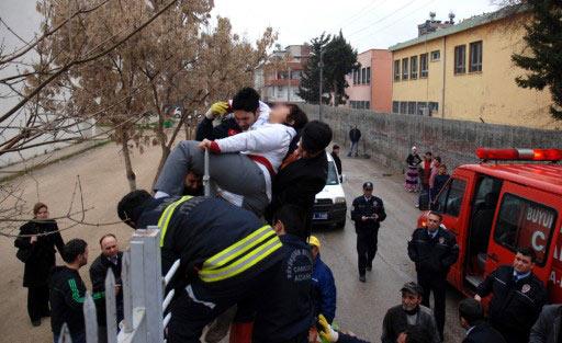 Adana'da, lisede okuyan kız öğrenci, okuldan kaçmak isterken okulun bahçe demirleri bacağına saplanınca yaralandı.