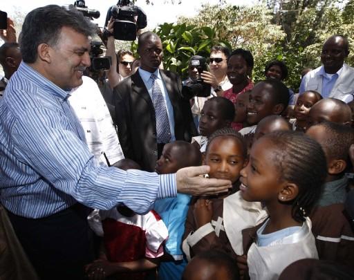 Cumhurbaşkanı Abdullah Gül, eşi Hayrünnisa Gül, Devlet Bakanı Said Yazıcıoğlu, Ulaştırma Bakanı Binali Yıldırım ve heyettekilerle Nairobi Ulusal Parkı'n çitaların bulunduğu kafese girdi ve çita sevdi...