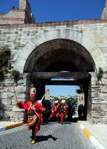 İstanbul'un fethinin 556. yıl dönümü etkinlikleri kapsamında Belgrad Kapı'da tören düenlendi. Fetih, mehter takımının marşları eşliğinde yeniçeriler tarafından canlandırıldı.