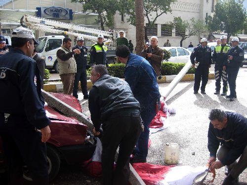 Hatay'da etkili fırtına, siyasi partilerin afişlerinin asıl olduğu Tedaş'a ait elektrik direklerini devirdi. Fırtına, kavşaklardaki sinyalizasyon lambalarının direklerini de yerle bir etti.