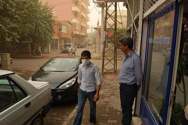 Suriye ve Irak üzerinden kalkan çöl fırtınası yüzünden oluşan toz bulutları rüzgârın etkisiyle başta Mardin olmak üzere Güneydoğu illerini etkisi altına aldı.