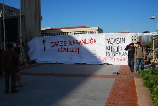 Gazze karanlıkta, Boğaziçi ayakta!