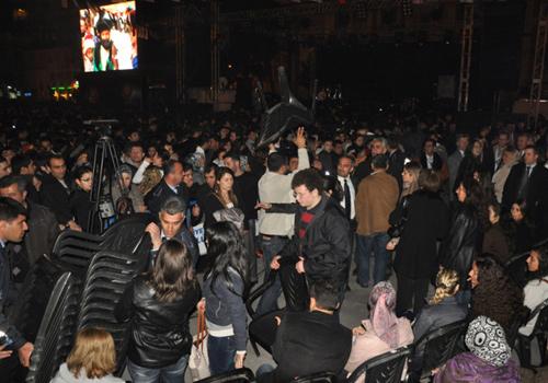 471. Uluslararası Mesir Festivali kapsamında, kortej yürüyüşü ve mesir macununun saçım töreni yapıldı. Mesir macunu saçımı sırasında izdiham yaşanırken, Osmanlı padişahlarını canlandıran oyuncular,geçmiş hakkında kısa bilgiler verdi.
