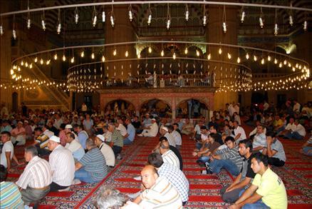 İslam âlemi, on bir ayın sultanı Ramazan'ı müjdeleyen Berat Kandili'ni idrak etti. Af ve mağfiret kapılarının sonuna kadar açıldığı gecede günahlardan arınmak isteyen binlerce inanan camilere koştu.