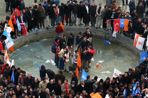 Başbakan Recep Tayyip Erdoğan yerel seçim gezilerinde bugünkü durağı Van'dı. Yoğun kalabalığın gözlemlendiği mitingde Erdoğan, Baykal'a miting dersi verdi