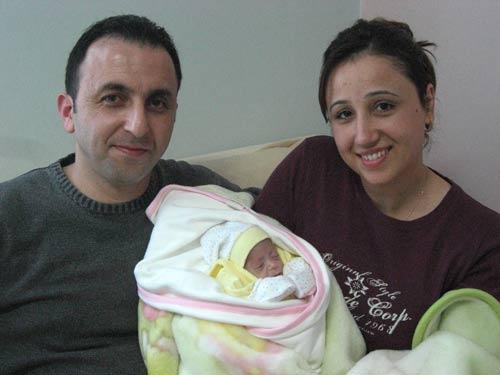 Yaşamasına mucize gözü ile bakılan ve Allahın lütfuanlamına gelen Ecrin ismi koyulan parmak bebek hayata sımsıkı tutundu. Ecrin, artık solunum cihazına bağlanmadan nefes alabiliyor.
