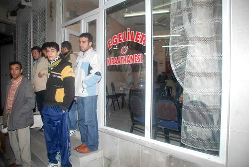 İzmir Bornova'da yaklaşık 150 kişilik grup, işyerleri ve araçlara saldırdı. Göstericiler tarafından bazı işyerlerine ve park halindeki araçlara molotof ve taşlı saldırı düzenlenirken, göstericilerle mahalle sakinleri arasında taşlı sopalı kavga çıktı.