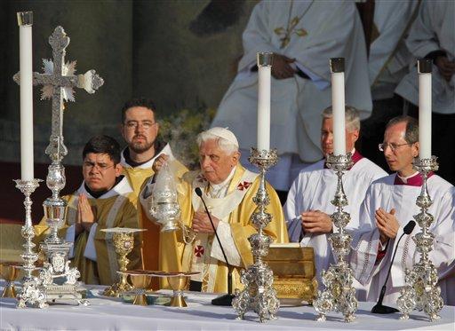 Katolik dünyasının ruhani lideri Papa 16. Benediktus'un Kudüs'ü ziyareti sürüyor. Tarihi gezinin ilk iki gününde neler oldu bir hatırlayalım ve ziyaretin atmosferini 125 fotoğrafla yansıtalım istedik.