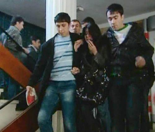Bakü'de üniversiteye kanlı baskın. Azerbaycan'ın Başkenti Bakü'deki Petrol Akademisi'ne (ADNA) otomatik silahlarla baskın düzenlendi. Onlarca öğrenci öldü, onlarca öğrenci yaralandı. İşte yaşanan dehşet anlarından kareler.