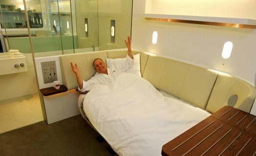 <p><strong><span style="color: #0000ff;">The Yotel</span></strong></p>
<p>Londra'da uçağı kaçırmanız dert değil çünkü "Yotel" olarak adlandırılan bu otel havaalanında uçağı kaçıran veya aktarmalı seferleri olan yolcular için konforlu bir fırsat sunuyor.</p>