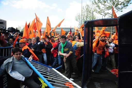 Ankara'daki 1 Mayıs kutlamalarının yapılacağı Sıhhiye Meydanı'na girişlerdeki arama noktasında polis ile göstericiler arasında arbede çıktı. Polis olayları yatıştırmak için havaya ateş açtı.