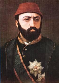 İNTİHAR MI ETTİ? ÖLDÜRÜLDÜ MÜ?: SULTAN ABDÜLAZİZ
32. Osmanlı padişahı
Doğum: 8 Şubat 1830
Ölüm: 4 Haziran 1876
Tahta çıktığı tarih: 1861
1861 ile 1876 yılları arasında Osmanlı tahtında bulunan Sultan Abdülaziz de Fatih'ten sonra ölümü en fazla tartışılan padişahtır. Tahttan indirildikten birkaç gün sonra 4 Haziran 1876'da Feriye Sarayı'nda bilekleri kesilmiş bir halde bulunan padişahın tahttan indrilmenin üzüntüsü ile intihar ettiği söylenir. Ancak öldürülmüş olma ihtimali daha kuvvetlidir.