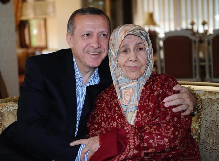 Başbakan Erdoğan, 8 Mayıs'ta Anneler Günü'nde merhume annesine çiçek hediye edip elini öpmüştü