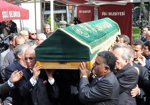 Ankara'da önceki gün yaşamını yitiren gazeteci Hikmet Bila'nın (57) cenazesi İstanbul'da toprağa verildi. Bila'yı Teşvikiye'den medya, sanat, spor ve iş dünyası uğurladı.