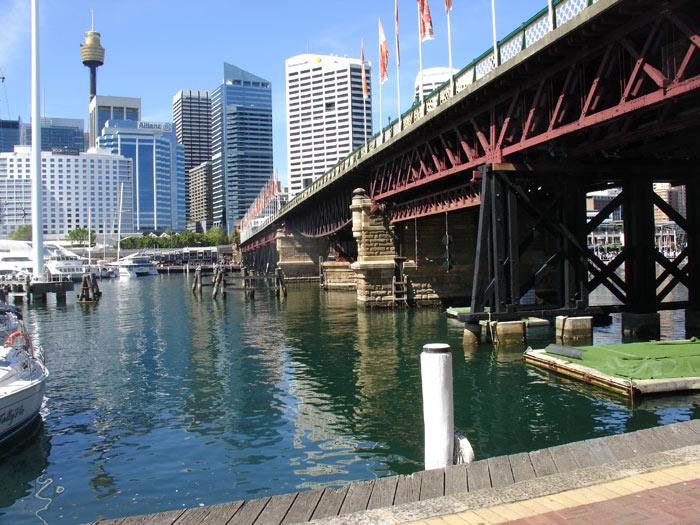 Şehrin merkezinden bir kare. Arkada görünen kule biraz sonra çıkacağımız Siydney Tower.