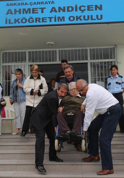 Vatandaşlık görevlerini yerine getirmek için oy kullanacakları okullara gelen ağır bedensel engelli vatandaşlar, yine önce merdiven sonra sandık görevlileri engeliyle karşılaştı.