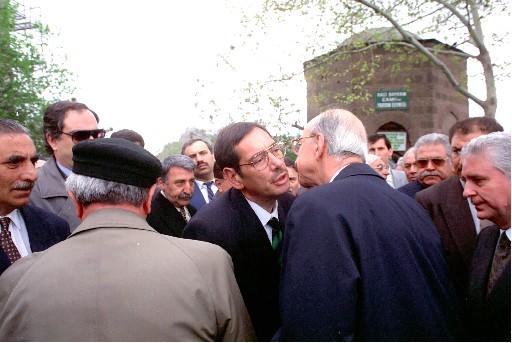 24 MAYIS 1994 - ESKİ BAŞBAKAN MENDERES'İN EŞİ BERRİN MENDERES İCİN HACIBAYRAM CAMII'NDE CENAZE TORENİ... T&Ouml;RENDE MERHUM SHP GENEL BASKANI ERDAL INONU, DP GENEL BASKANI AYDIN MENDERES'E BASSAĞLIĞI DİLEĞİNDE BULUNMUŞTU....
