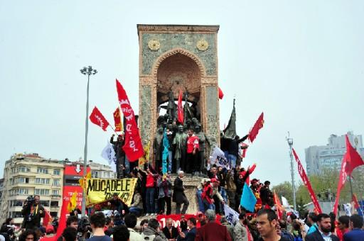 DİSK 32 yıl sonra 1 Mayıs'ı Taksim'de kutlamanın sevincini yaşadı. Hak İş ve Türk İş'e bağlı sendikalarda alanda saygı duruşu yaptılar
