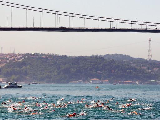 Türkiye Milli Olimpiyat Komitesi (TMOK) tarafından geleneksel olarak düzenlenen 21. Asya'dan Avrupa'ya Uluslararası Yüzme, Kürek, Yelken ve Kano Yarışları, İstanbul Boğazı'nda yapıldı.