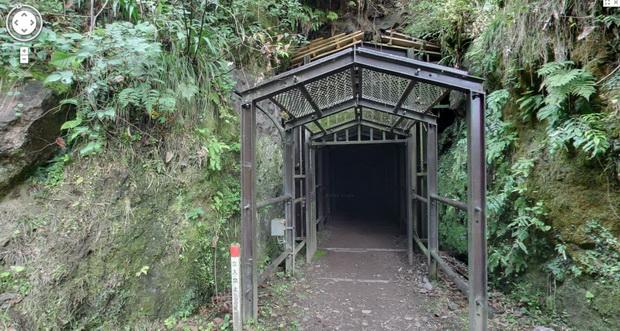 Oturduğunuz yerden kalkmadan dünyayı ayağınıza getiren Google'ın popüler servislerinden Street View, kullanıcıların özel hayatına müdaheleden dolayı birçok ülkede defalarca mahkemelik oldu.