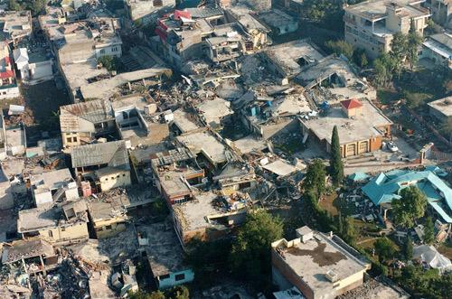 <strong>Keşmir Depremi</strong><br><br>
8 Ekim 2005'te Pakistan'ın Muzaffarabad şehri yakınlarında meydana gelen deprem 7.6 büyüklüğündeydi.