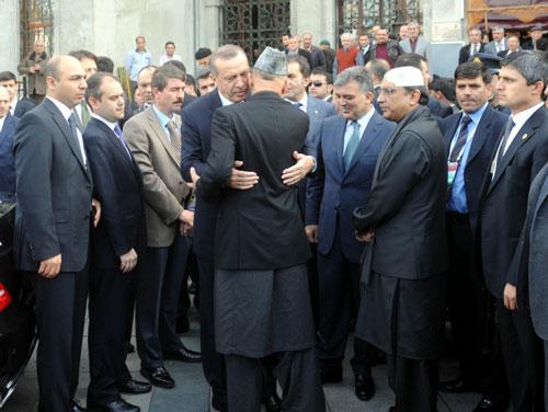 Başbakan Recep Tayyip Erdoğan Dolmabahçe'deki Bezmialem Sultan Cami'sinde liderle namaz kıldıktan sonra vedalaştı