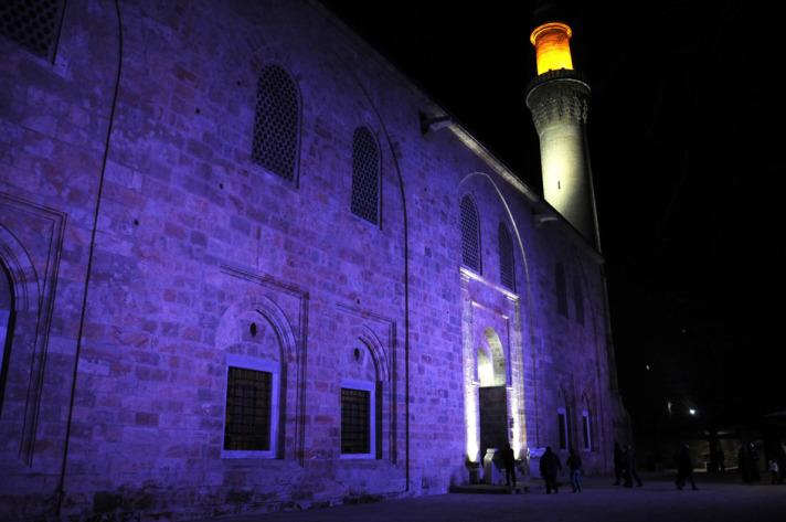Bursa'nın simgesi olan Emir Sultan, Ulucami, Balıbey Hanı ve Saat Kulesi gibi tarihi mekanlar, özel ışıklandırmayla farklı bir görüntü aldı.