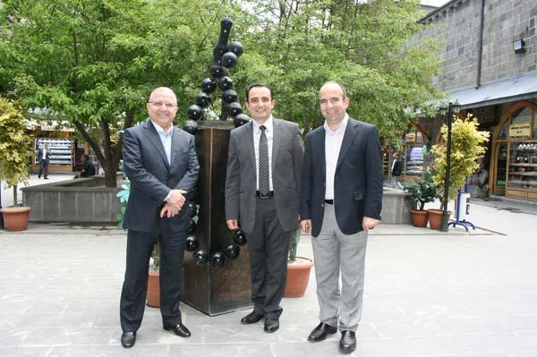 Sağlık Bakanı Recep Akdağ, ulusal basının yöneticilerini seçim bölgesi ve memleketi Erzurum'da ağırladı. Akdağ, gazetecilere şehri bizzat gezdirdi. Gezinin sonu keyifli bir geceyle bitti.