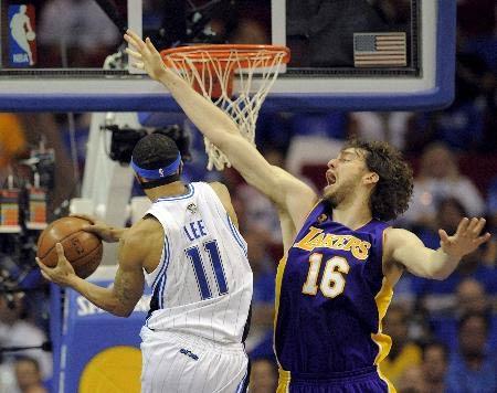 ABD Profesyonel Basketbol Ligi (NBA) final serisinde, beşinci maçta deplasmanda Hidayet Türkoğlu'nun da formasını giydiği Orlando Magic'i 99-86 mağlup eden Los Angeles Lakers, şampiyon oldu.